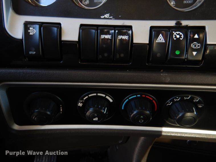 image for item DL4939 2012 Kenworth T800  semi truck