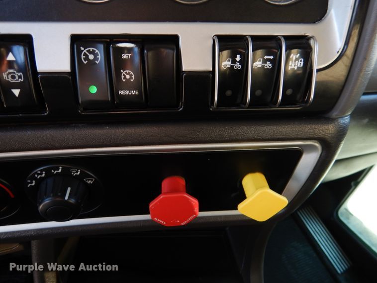 image for item DL4939 2012 Kenworth T800  semi truck