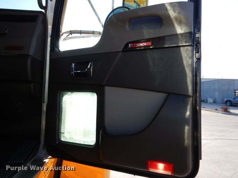 image for item DL4939 2012 Kenworth T800  semi truck