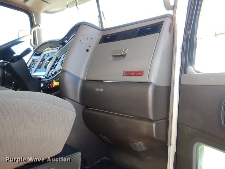 image for item DL4939 2012 Kenworth T800  semi truck