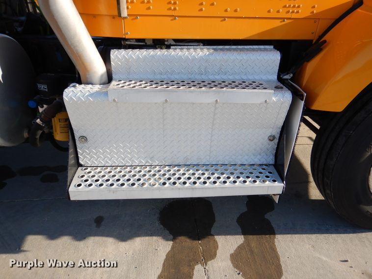 image for item DL4939 2012 Kenworth T800  semi truck