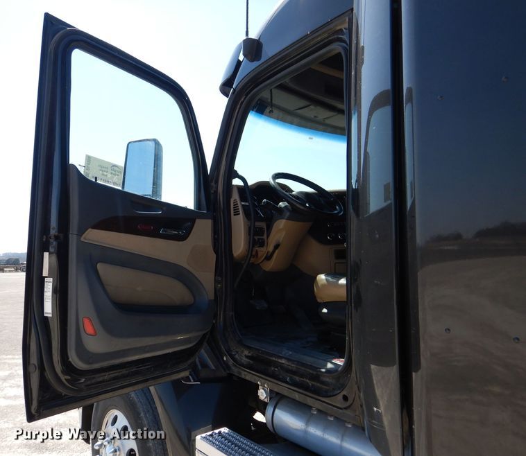 image for item DL4966 2015 Peterbilt 579  semi truck