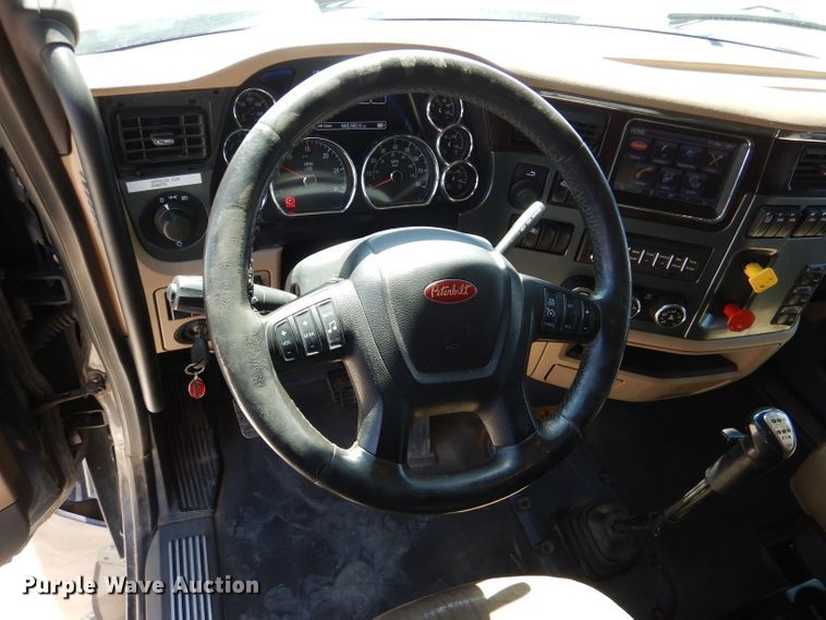 image for item DL4966 2015 Peterbilt 579  semi truck