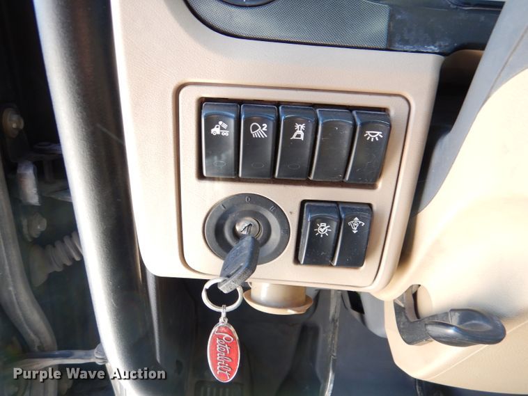 image for item DL4966 2015 Peterbilt 579  semi truck