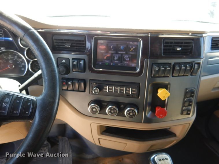 image for item DL4966 2015 Peterbilt 579  semi truck