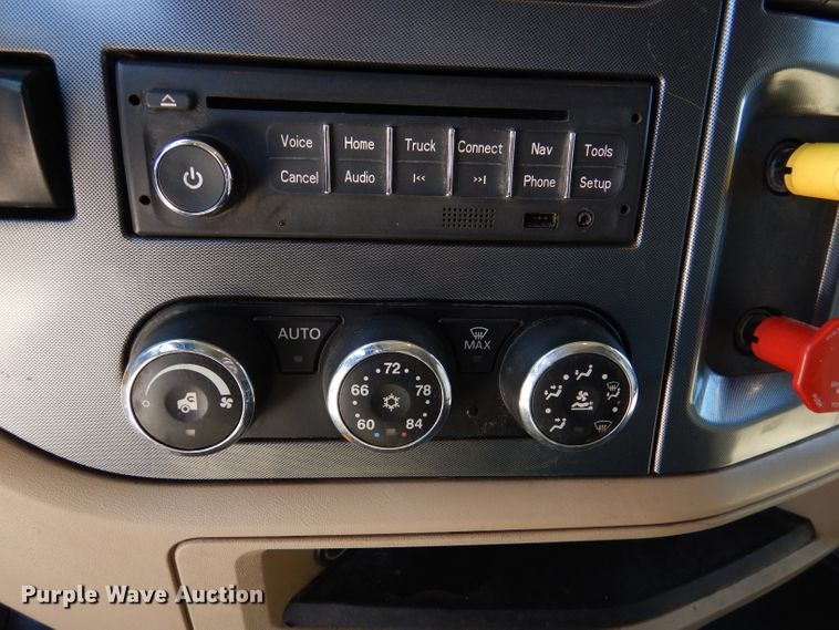 image for item DL4966 2015 Peterbilt 579  semi truck