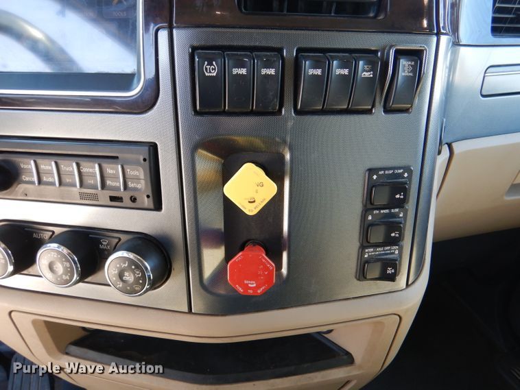 image for item DL4966 2015 Peterbilt 579  semi truck