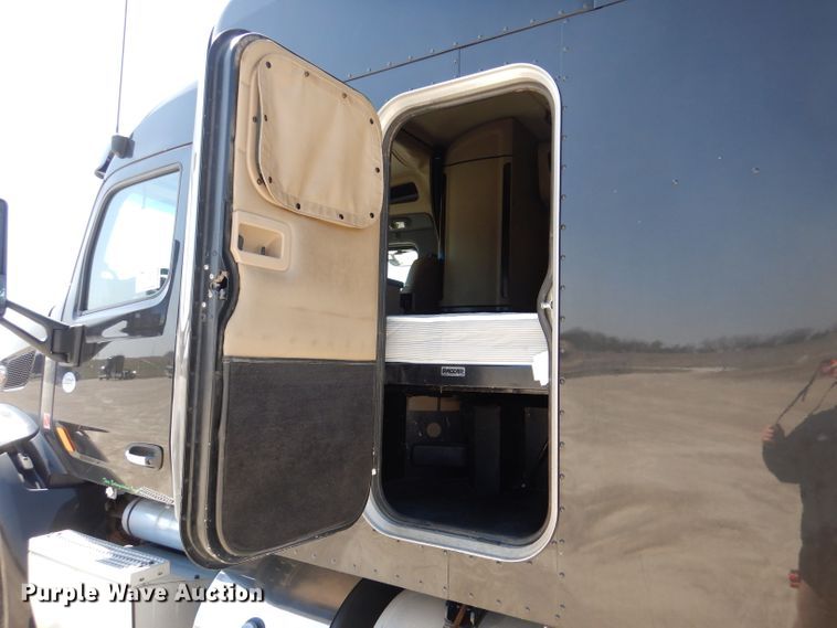 image for item DL4966 2015 Peterbilt 579  semi truck