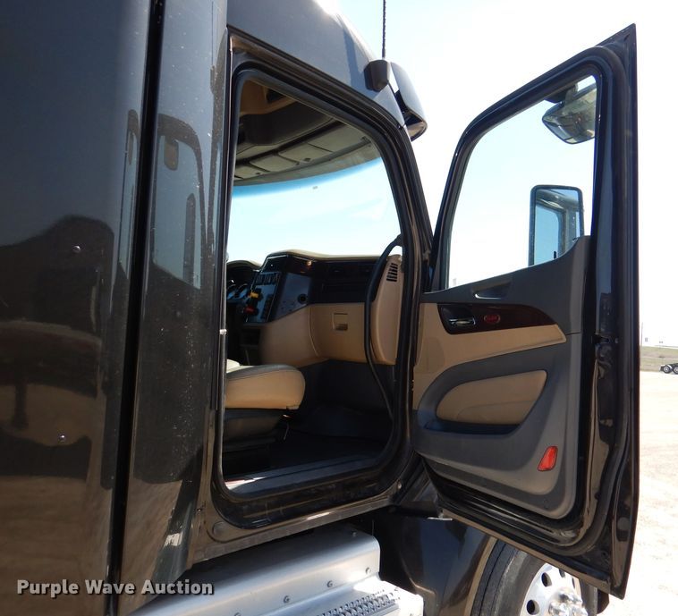 image for item DL4966 2015 Peterbilt 579  semi truck