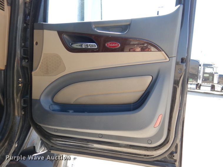 image for item DL4966 2015 Peterbilt 579  semi truck