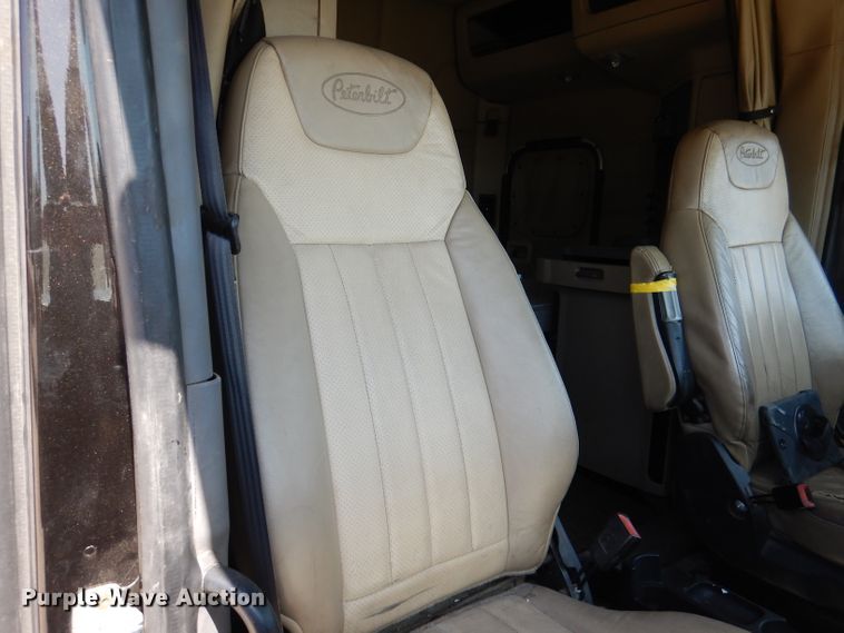 image for item DL4966 2015 Peterbilt 579  semi truck