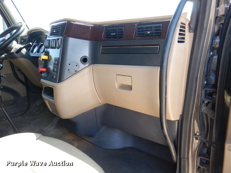 image for item DL4966 2015 Peterbilt 579  semi truck