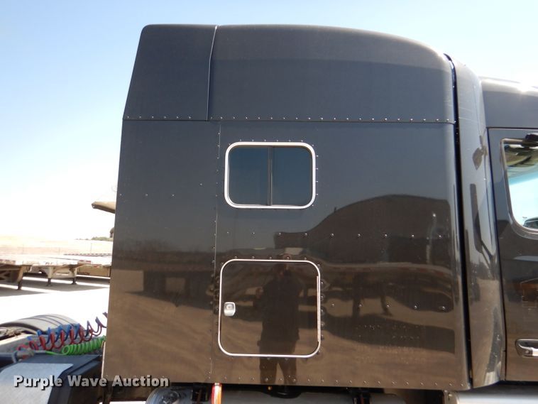 image for item DL4966 2015 Peterbilt 579  semi truck