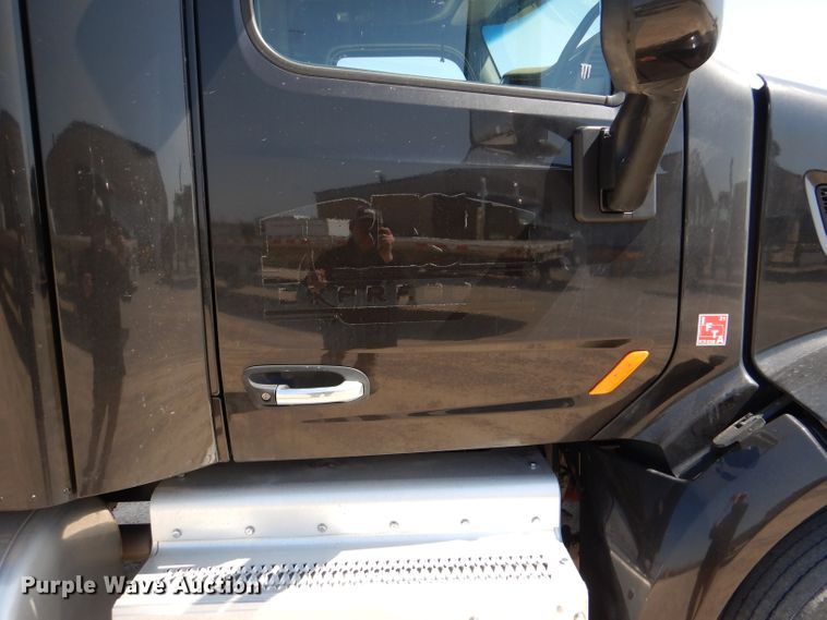image for item DL4966 2015 Peterbilt 579  semi truck