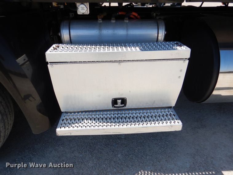 image for item DL4966 2015 Peterbilt 579  semi truck