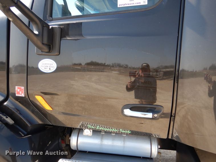 image for item DL4966 2015 Peterbilt 579  semi truck