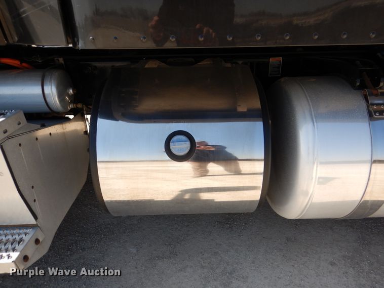 image for item DL4966 2015 Peterbilt 579  semi truck