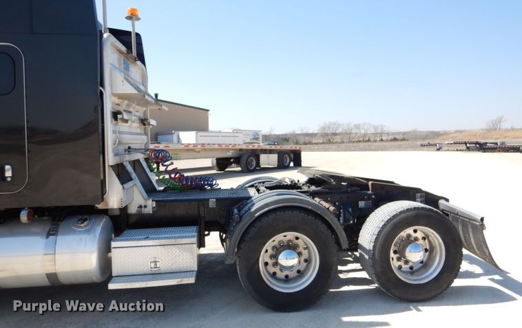 image for item DL4966 2015 Peterbilt 579  semi truck