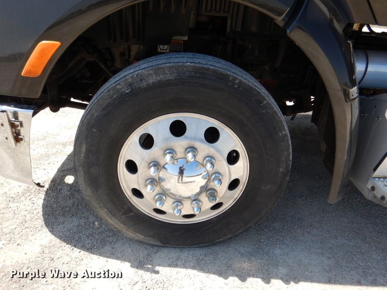 image for item DL4966 2015 Peterbilt 579  semi truck