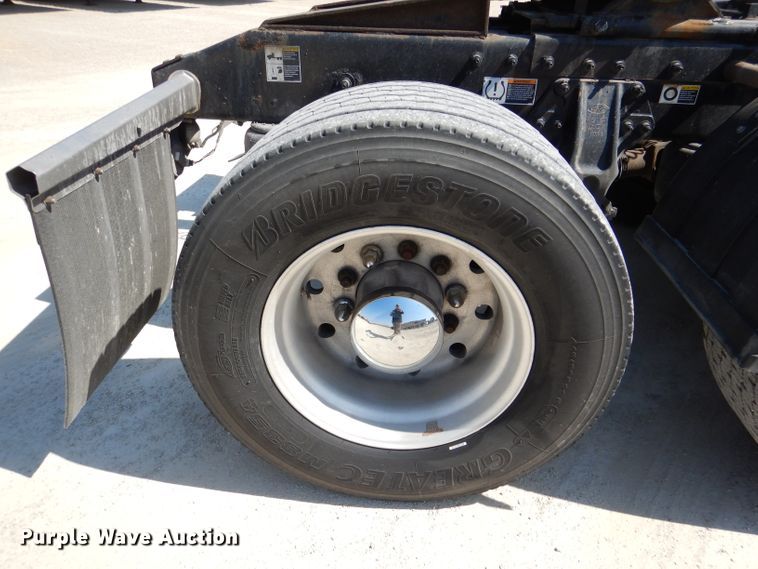 image for item DL4966 2015 Peterbilt 579  semi truck