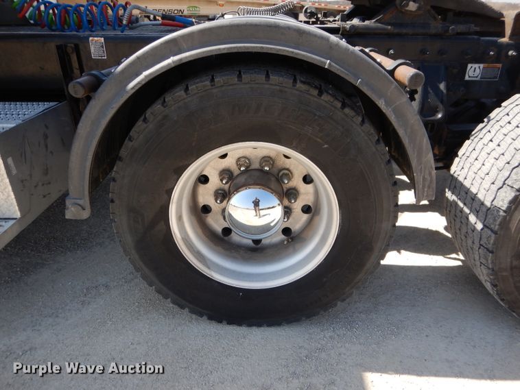 image for item DL4966 2015 Peterbilt 579  semi truck