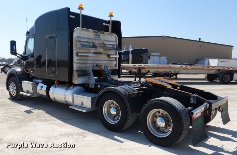 image for item DL4967 2015 Peterbilt 579  semi truck