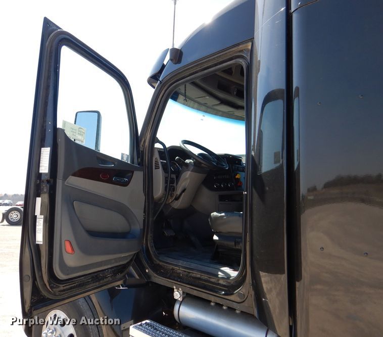 image for item DL4967 2015 Peterbilt 579  semi truck