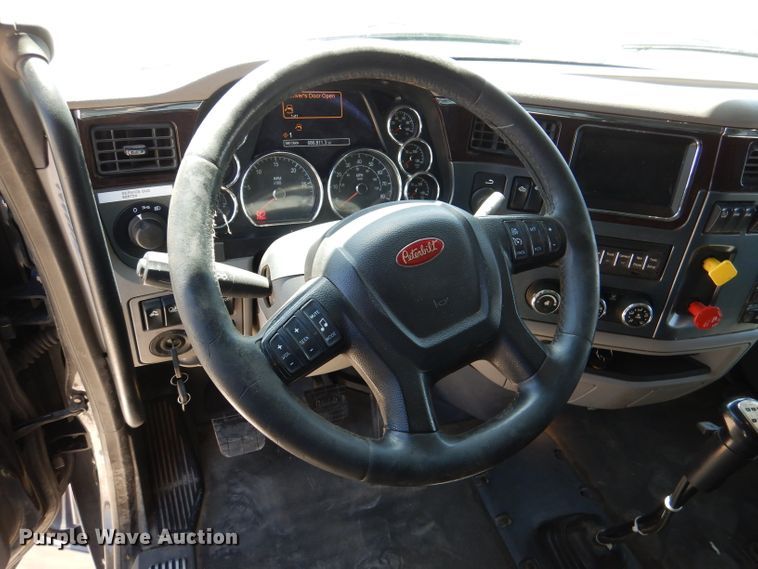 image for item DL4967 2015 Peterbilt 579  semi truck
