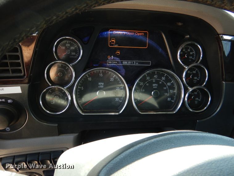 image for item DL4967 2015 Peterbilt 579  semi truck