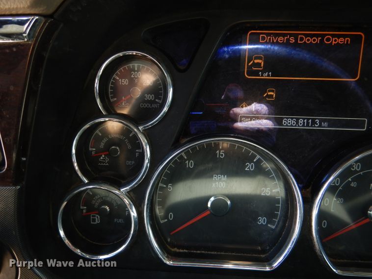 image for item DL4967 2015 Peterbilt 579  semi truck