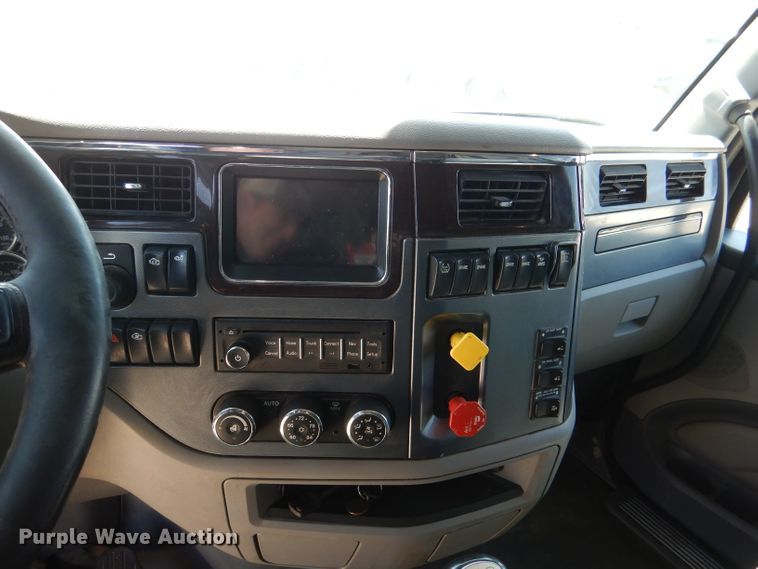 image for item DL4967 2015 Peterbilt 579  semi truck