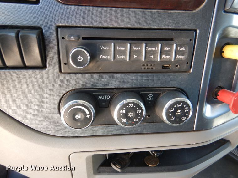 image for item DL4967 2015 Peterbilt 579  semi truck