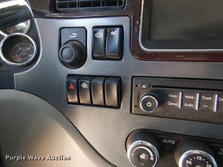 image for item DL4967 2015 Peterbilt 579  semi truck