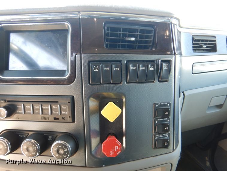 image for item DL4967 2015 Peterbilt 579  semi truck