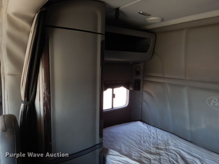 image for item DL4967 2015 Peterbilt 579  semi truck