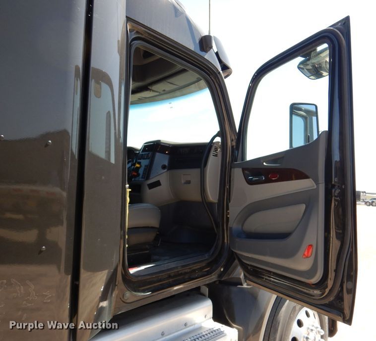 image for item DL4967 2015 Peterbilt 579  semi truck