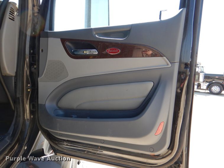 image for item DL4967 2015 Peterbilt 579  semi truck