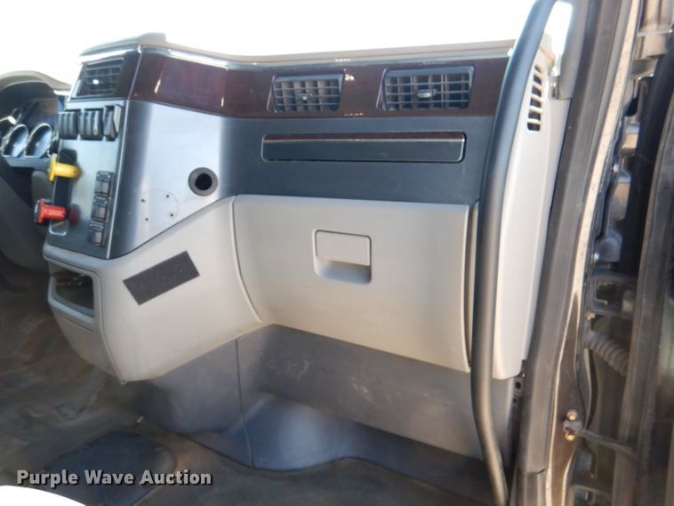 image for item DL4967 2015 Peterbilt 579  semi truck