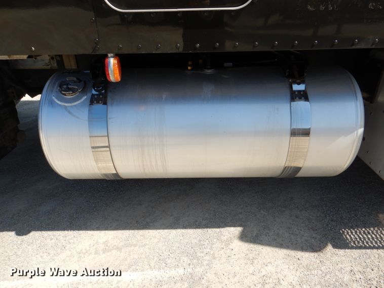 image for item DL4967 2015 Peterbilt 579  semi truck