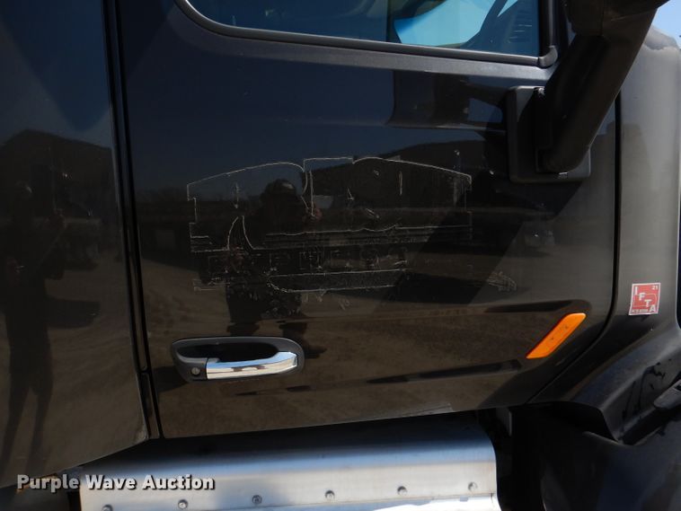 image for item DL4967 2015 Peterbilt 579  semi truck