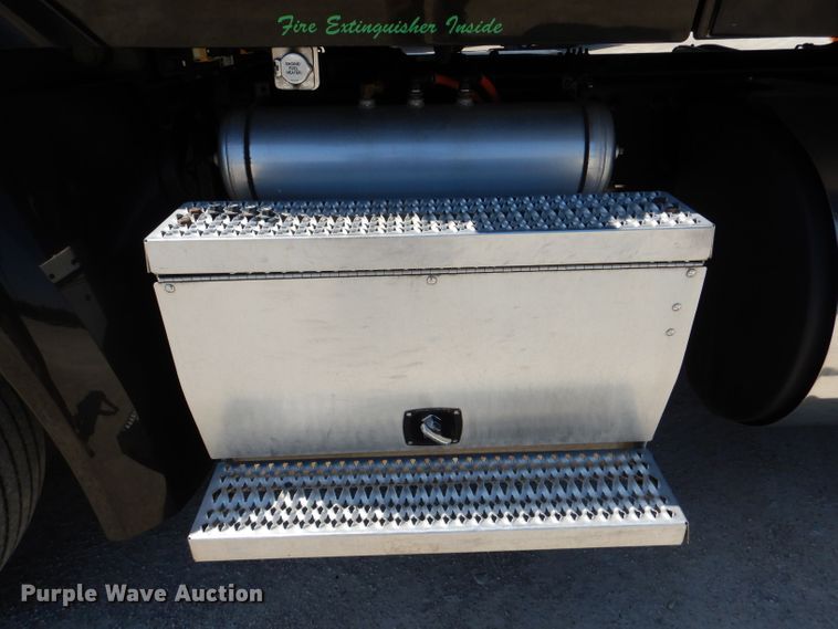 image for item DL4967 2015 Peterbilt 579  semi truck