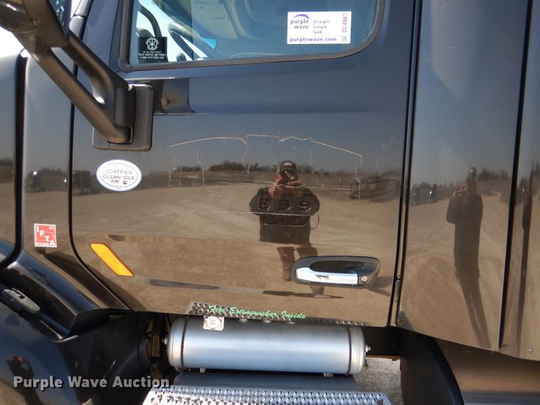 image for item DL4967 2015 Peterbilt 579  semi truck