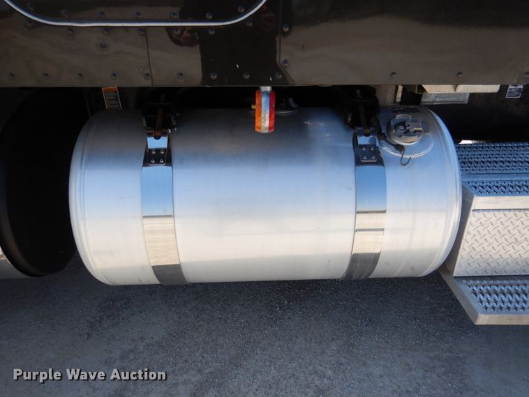 image for item DL4967 2015 Peterbilt 579  semi truck