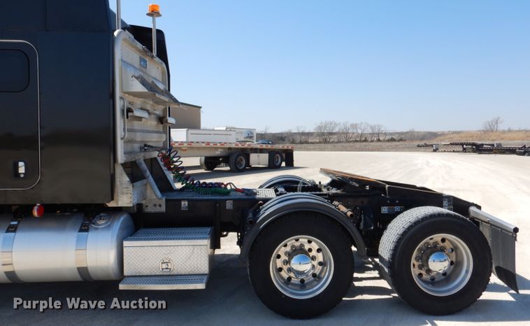 image for item DL4967 2015 Peterbilt 579  semi truck