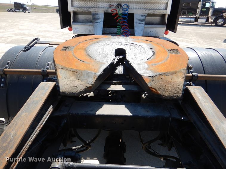 image for item DL4967 2015 Peterbilt 579  semi truck