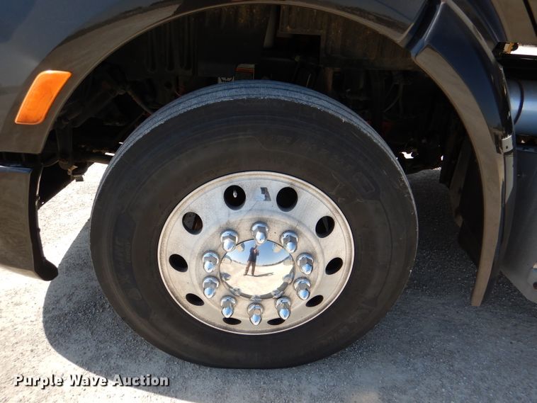 image for item DL4967 2015 Peterbilt 579  semi truck