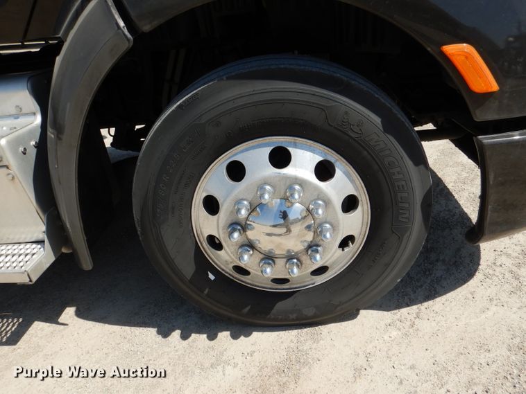 image for item DL4967 2015 Peterbilt 579  semi truck