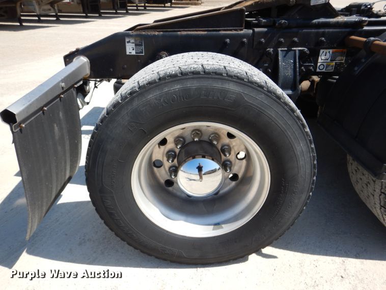 image for item DL4967 2015 Peterbilt 579  semi truck