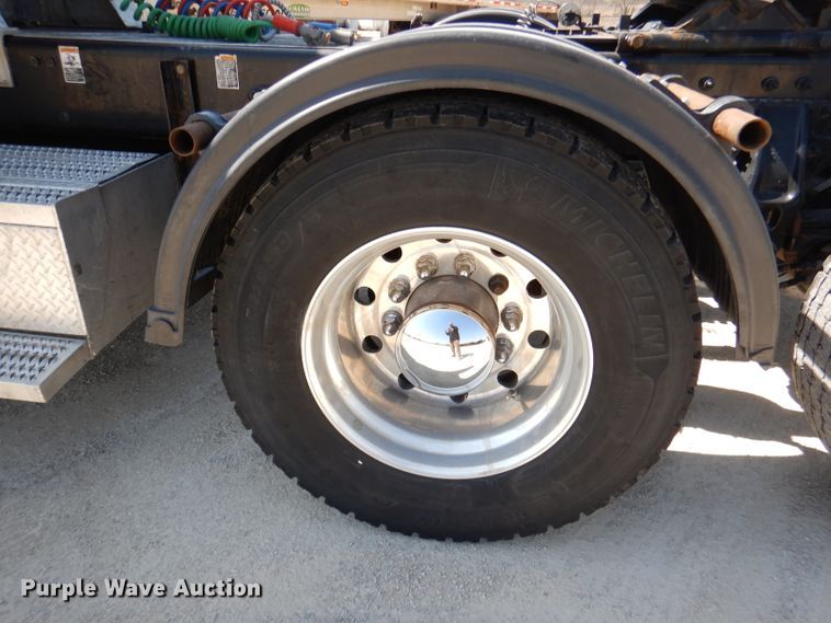 image for item DL4967 2015 Peterbilt 579  semi truck