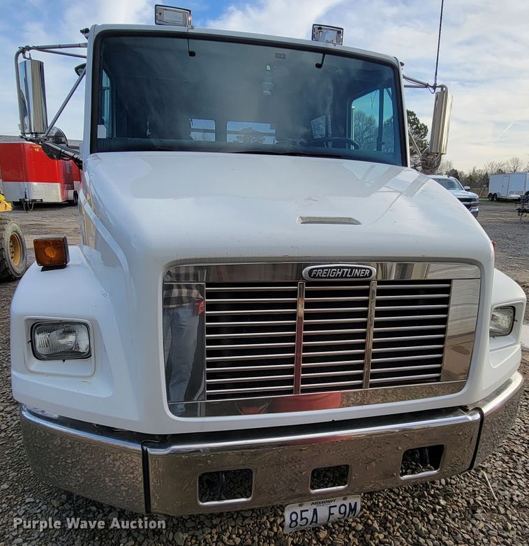 image for item FL9095 2003 Freightliner Sports Chasis  semi truck